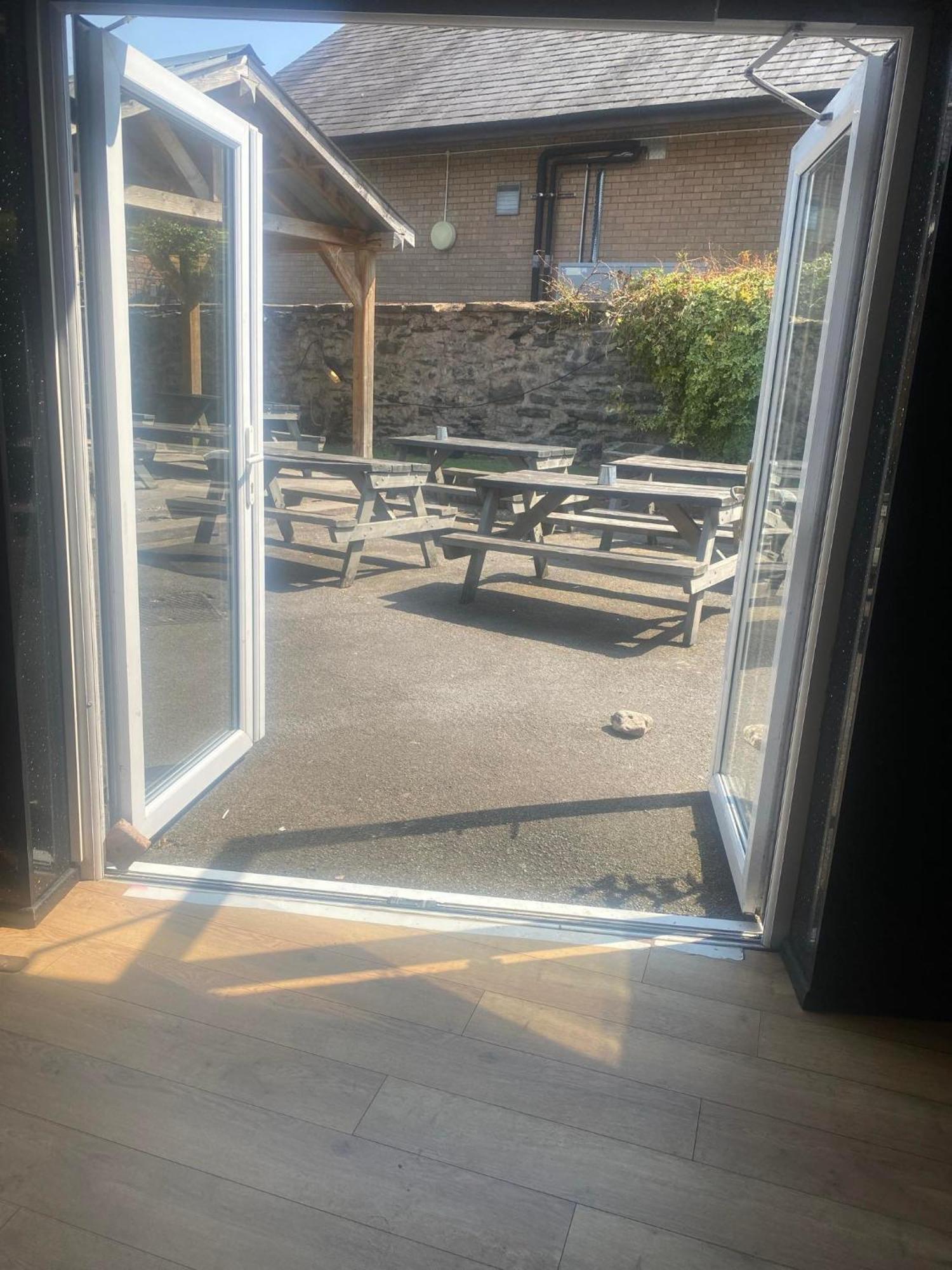 Prince Of Wales Pub And Accommodation Llangollen Bagian luar foto