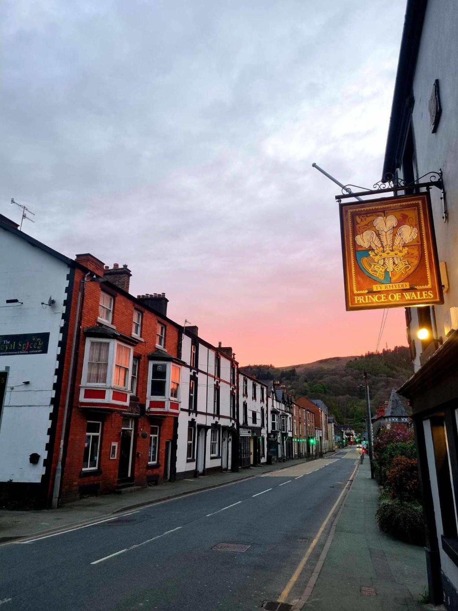 Prince Of Wales Pub And Accommodation Llangollen Bagian luar foto